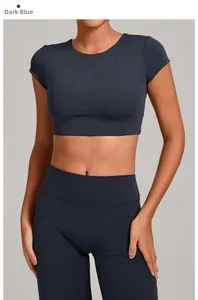 Dettaglio del set sportivo schiena scoperta blu ardesia con crop top e leggings yoga