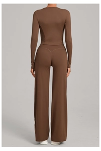 Détail de l'ensemble de yoga marron foncé avec pantalon taille haute et haut ajusté