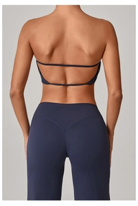 Dettaglio del reggiseno yoga blu scuro con schiena scoperta, spalline incrociate e leggings