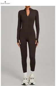 Vue de face d'un body de yoga thermique marron foncé avec col montant zippé et passe-pouces