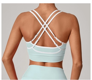 Détail du soutien-gorge de sport bleu clair avec bretelles croisées et liseré blanc
