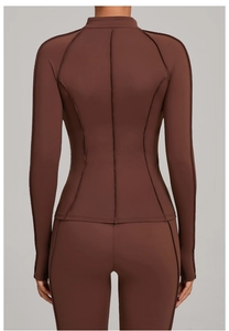Vue arrière de la veste de yoga marron avec coupe ajustée et coutures extérieures