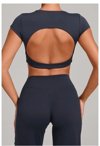 Dettaglio del top sportivo senza schiena e leggings yoga a vita alta con cucitura a V