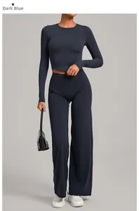 Détail de l'ensemble de yoga bleu canard avec haut court à manches longues et pantalon large