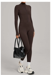 Détail du body de yoga marron café avec col montant zippé et manches longues moulantes