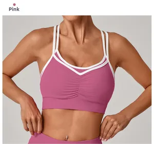 Détail du soutien-gorge de sport rose avec bordure blanche et texture froncée
