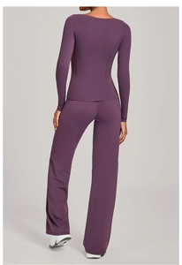 Rückansicht des dunkelvioletten Yoga-Sets mit engem Langarmshirt und weiter Hose