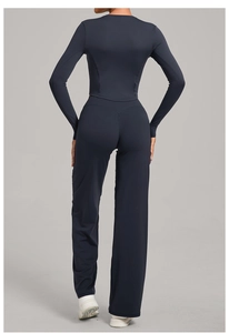 Détail du pantalon de yoga évasé bleu marine et du haut de sport à manches longues