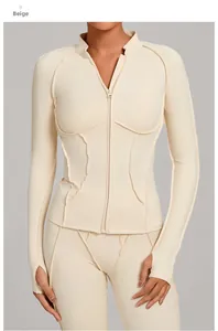 Détail de la veste de yoga beige à col montant, coutures apparentes et passe-pouces