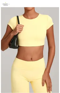 Dettaglio del set da yoga giallo durian con top corto e leggings a vita alta aderenti