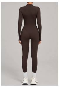 Détail du body de yoga marron foncé à manches longues avec coutures ergonomiques sculptantes