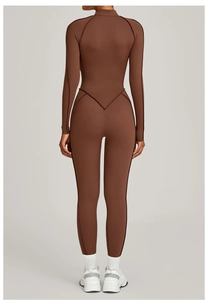 Détail des coutures en V sur le body de sport marron chocolat à manches longues