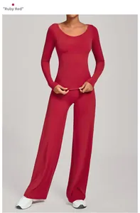 Detail des rubinroten Yoga-Sets mit schmalem Langarmshirt und Hose mit weitem Bein