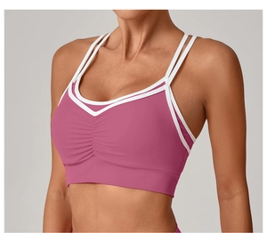 Détail du soutien-gorge de sport rose avec bordure blanche et doubles fines bretelles