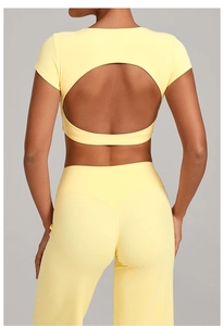Dettaglio del top da yoga schiena scoperta giallo chiaro e leggings a vita alta con taglio