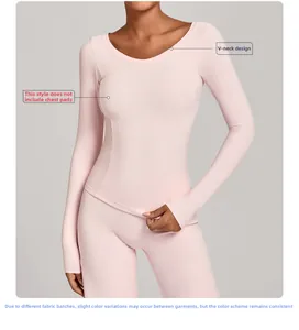 Vue détaillée du haut de yoga rose montrant le col en V et la texture du tissu tricoté