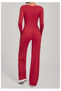 Rückenansicht des hochelastischen dunkelroten Yoga-Sets mit schmalem Oberteil und weiter Hose