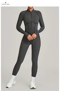 Détail du col montant et de la demi-fermeture éclair sur le body de yoga gris anthracite