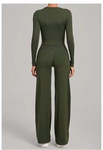 Vue arrière d'un ensemble de yoga vert olive avec haut à manches longues et pantalon