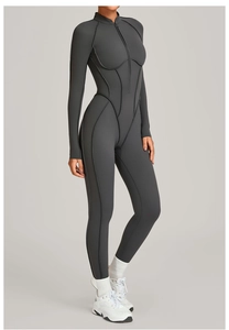 Détail d'un body de sport gris avec col zippé et coutures de contouring pour le fitness