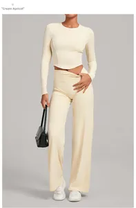 Détail de l'ensemble de yoga abricot crème avec haut court et pantalon large taille haute