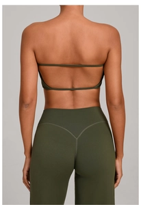 Dettaglio dei leggings da yoga verde scuro a vita alta con cucitura a V per effetto lifting