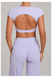 Vista posteriore del set yoga lavanda con top scoperto e leggings a vita alta