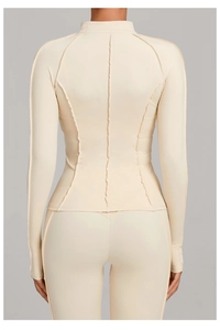 Vue détaillée de la veste de yoga crème avec coutures apparentes et coupe ajustée