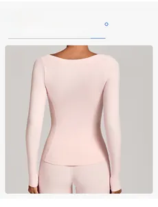 Ensemble de yoga rose ajusté montrant le dos en U et le tissu de sport sculptant