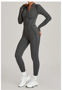 Vue détaillée du body de sport gris foncé à manches longues avec zip et coutures contour