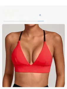 Detail eines roten Sport-BHs mit tiefem V-Ausschnitt und schwarzen Trägern