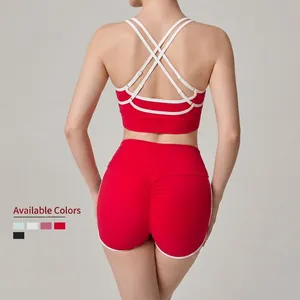 Rotes Yoga-Set mit Cross-Strap Sport-BH und Push-Up Shorts mit Po-Lifting-Effekt