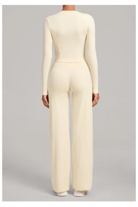 Vue arrière de l'ensemble de yoga crème montrant les coutures du haut et du pantalon
