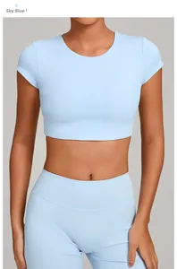 Dettaglio del top da yoga schiena scoperta blu cielo e leggings con doppia cucitura