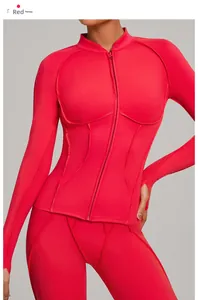 Détail du haut de yoga rouge à col montant avec fermeture éclair et coutures structurées