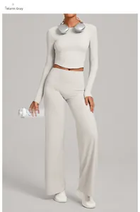 Ensemble de yoga gris pierre chaude avec haut à manches longues et pantalon large taille haute