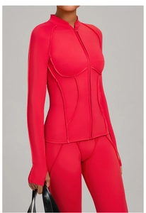 Détail d'une veste de sport rouge montrant la coupe ajustée et les coutures précises
