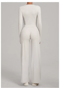 Détail du pantalon de yoga évasé à taille haute et du haut slim à manches longues ivoire