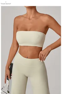 Set da yoga albicocca crema con top a fascia e leggings indossato da una modella