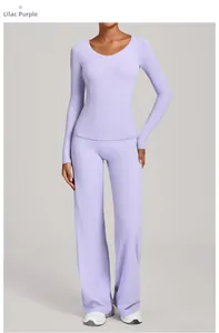 Detail eines fliederfarbenen Yoga-Sets mit engem Langarmshirt und weiten Sporthosen mit hohem Bund