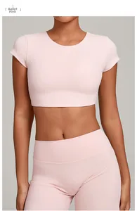 Dettaglio del set fitness rosa balletto con top corto schiena scoperta e leggings a vita alta