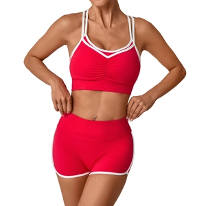 Zweiteiliges Yoga-Set mit rotem Sport-BH und Shorts, hoher Bund und weißem Kontrastrand