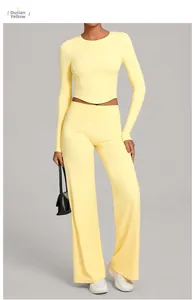 Détail de l'ensemble de yoga jaune durian montrant la texture côtelée et la coupe large