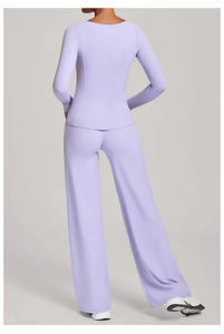 Detailansicht der Rückennähte eines schmalen lavendelfarbenen Yoga-Tops und weiter Hose