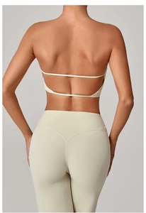Dettaglio del design con doppie spalline sulla schiena di un reggiseno sportivo beige