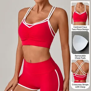 Ensemble de yoga rouge vif avec liseré blanc, bretelles croisées et coussinets amovibles