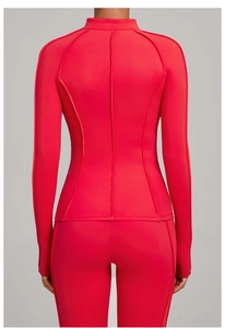 Détail de la veste de yoga rouge montrant les coutures au dos et le tissu extensible