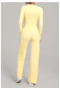 Vue arrière d'un ensemble de yoga jaune clair avec crop top manches longues et pantalon large