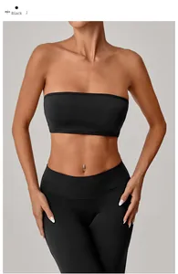 Dettaglio del set sportivo nero con reggiseno a fascia e leggings a vita alta
