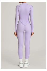 Détail de la couture dorsale et coupe en V de la combinaison de sport mauve à manches